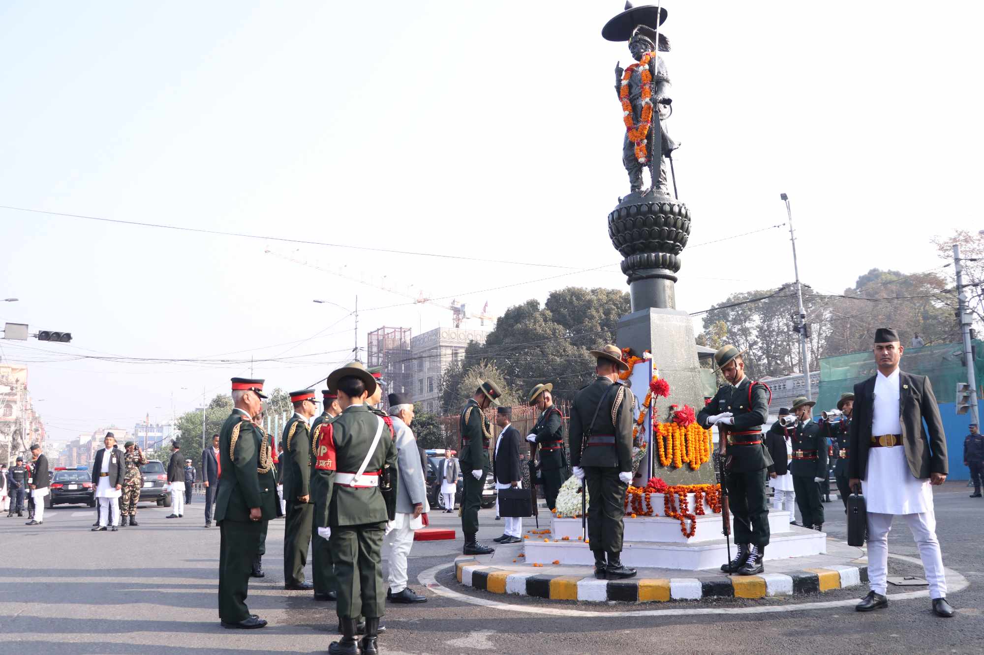 राष्ट्रपति पौडेलद्वारा पृथ्वीनारायण शाहको सालिकमा माल्यार्पण (फोटो फिचर)